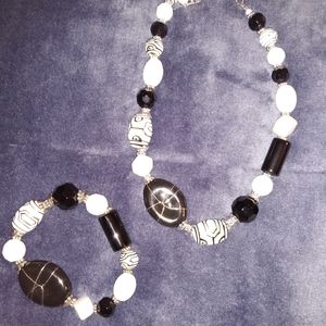 Premier designs necklace and bracelet